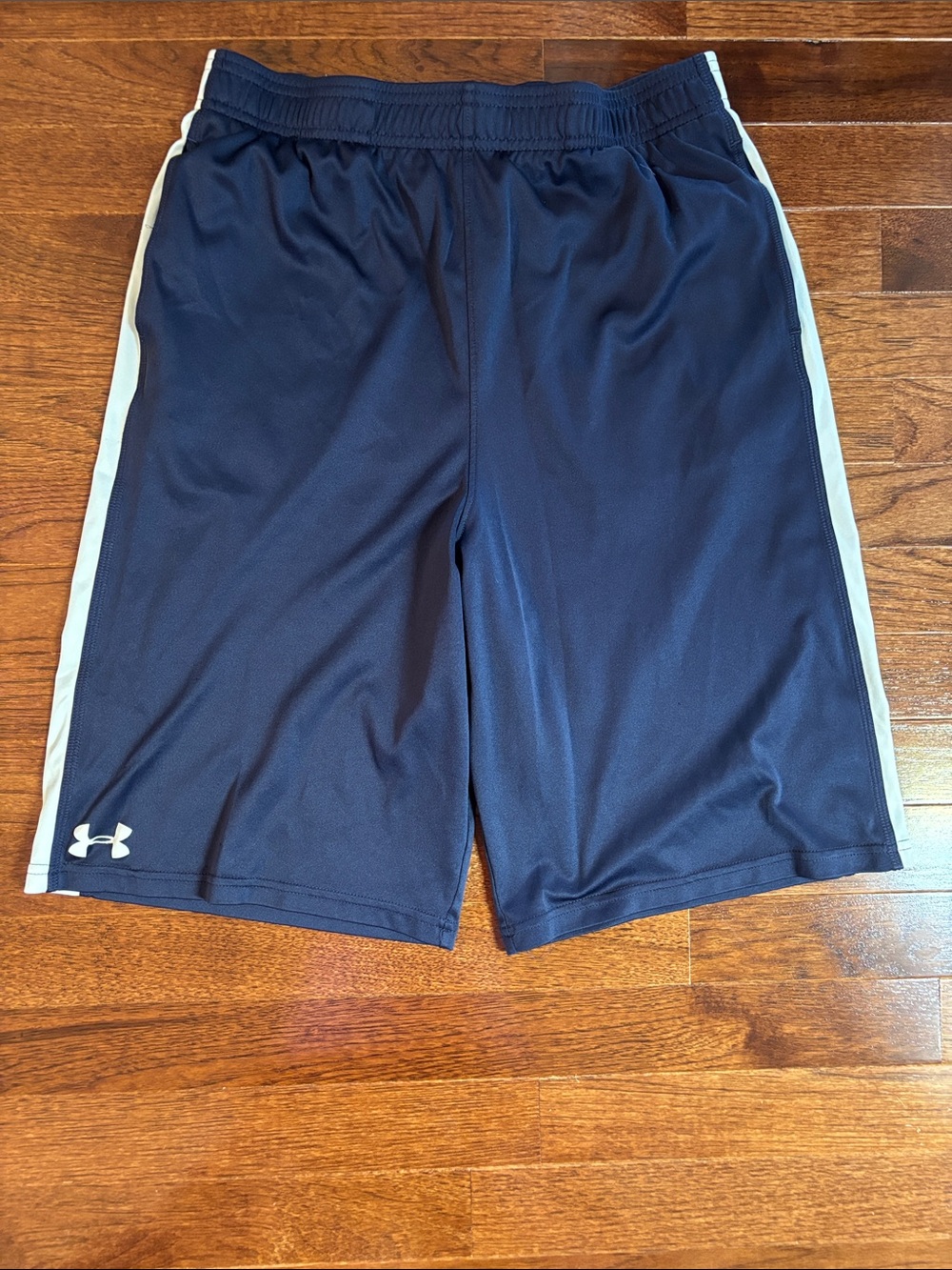 Under Armour youth xl Navy Athletic Shorts with pockets